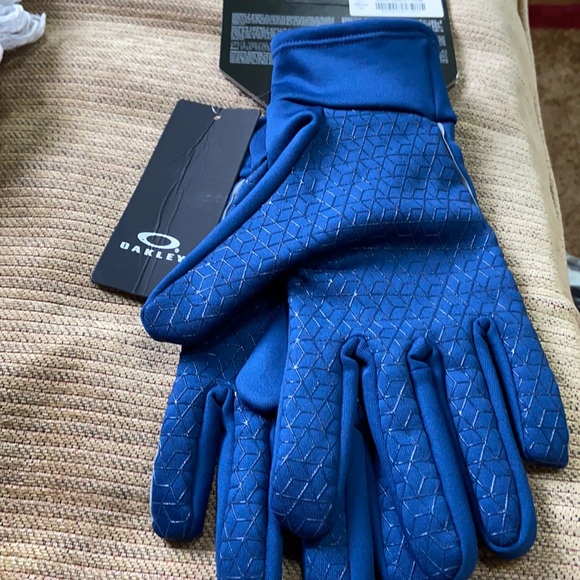 Oakley Other - Oakley unisex gloves